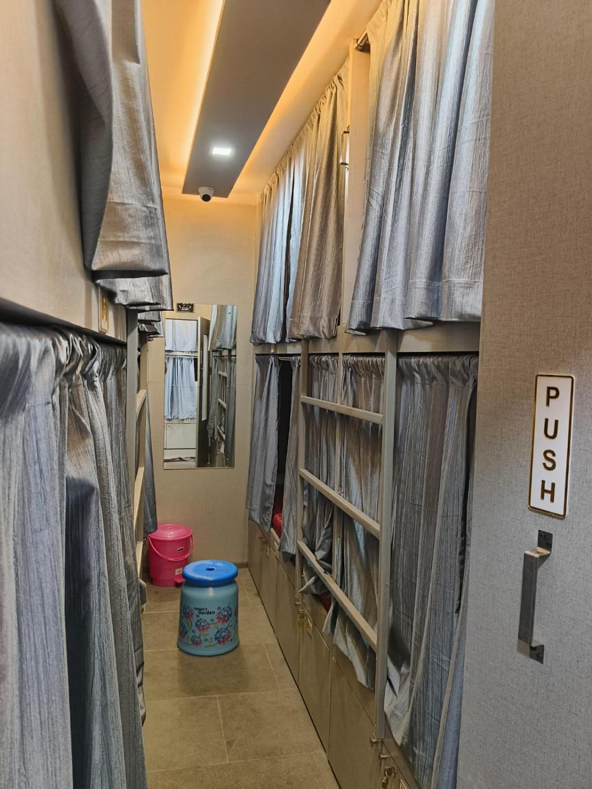 Rest Inn Hostel Dormitory Mumbai Exterior foto